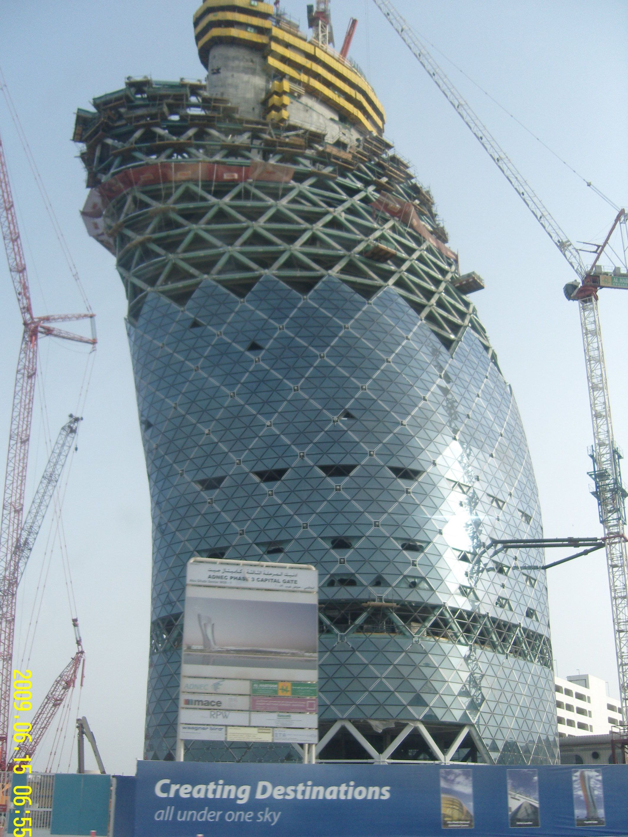 Zeichen setzen - das Abu Dhabi National Exhibition Centre (ADNEC) wird zum größten Konferenz- und Ausstellungskomplex des gesamten Nahen Ostens ausgebaut.