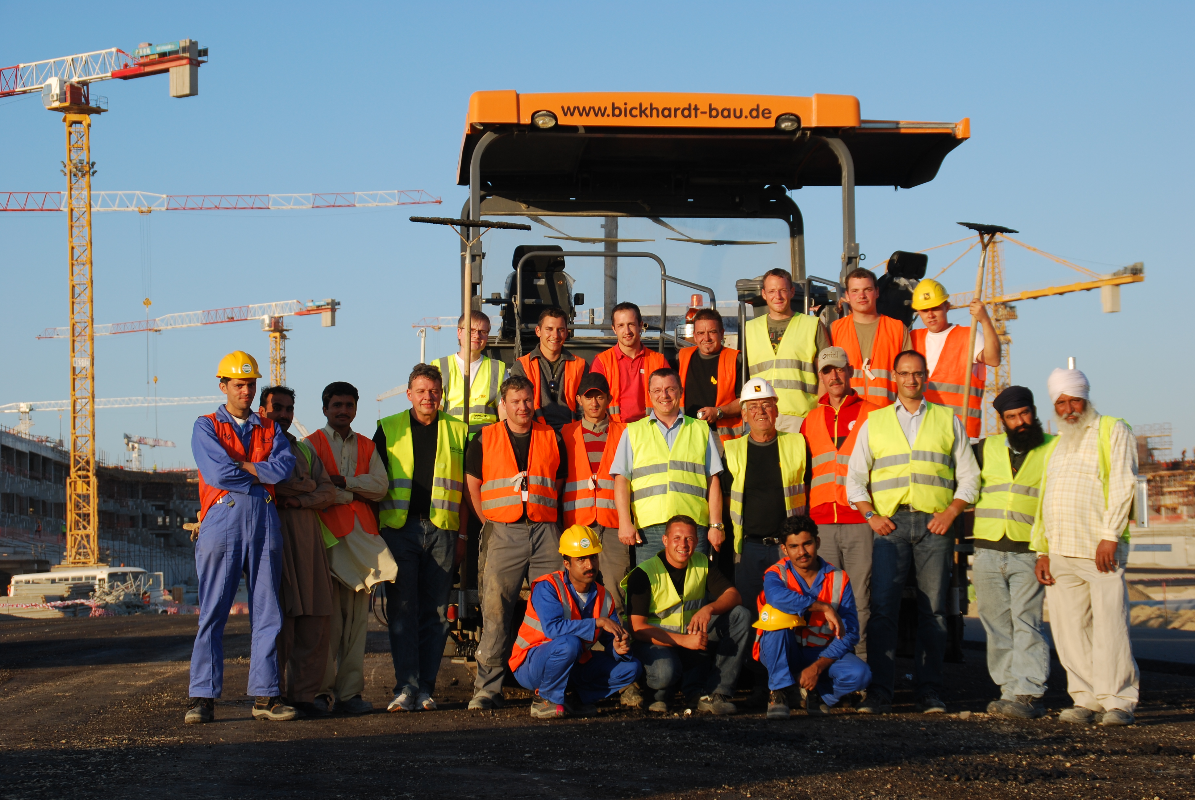 Quick camera stop: The team of the Bickhardt Bau AG. 150 degree-asphalt and up to 50 degrees of subtropical heat and humidity had even the most seasoned specialists soon dripping in sweat!