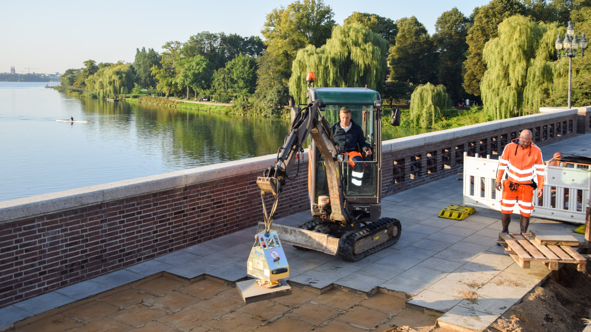 Plattenaufnahme mittels Vakuum-Hebegerät auf der Krugkoppelbrücke Plattenaufnahme mittels Vakuum-Hebegerät auf der Krugkoppelbrücke