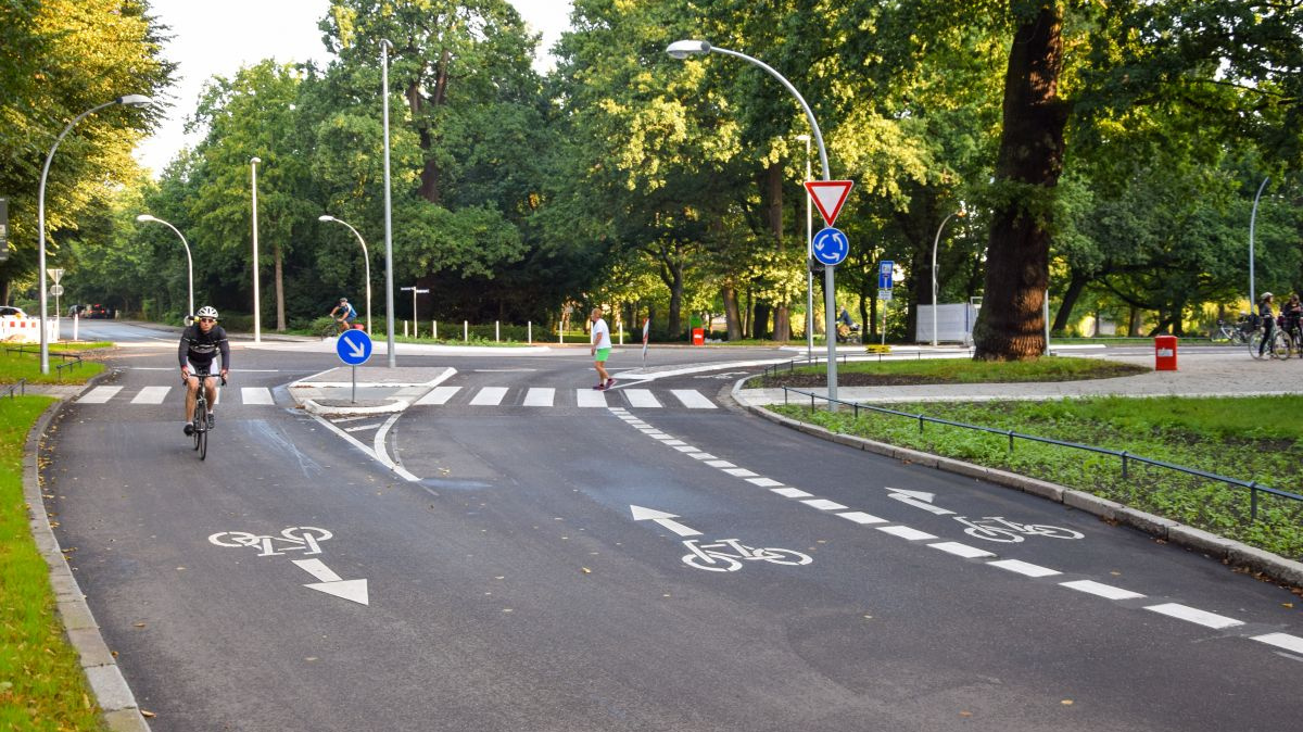 Fertiggestellte Fahrradstraße mit separater Abbiegespur Fertiggestellte Fahrradstraße mit separater Abbiegespur
