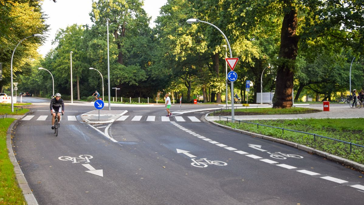 Fertiggestellte Fahrradstraße mit separater Abbiegespur