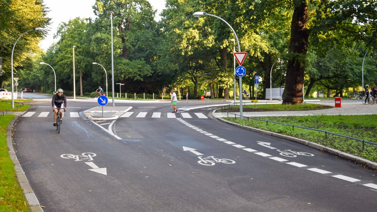 Completed cycling route with separate turning lane
