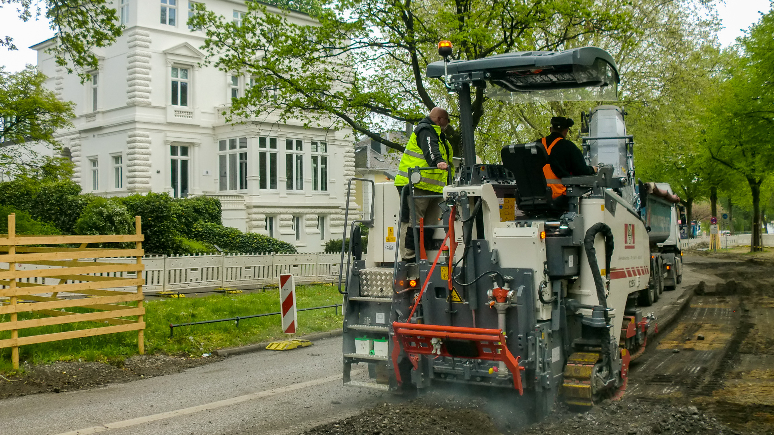 Halbseitiges Abfräsen der alten Asphaltfahrbahn Halbseitiges Abfräsen der alten Asphaltfahrbahn