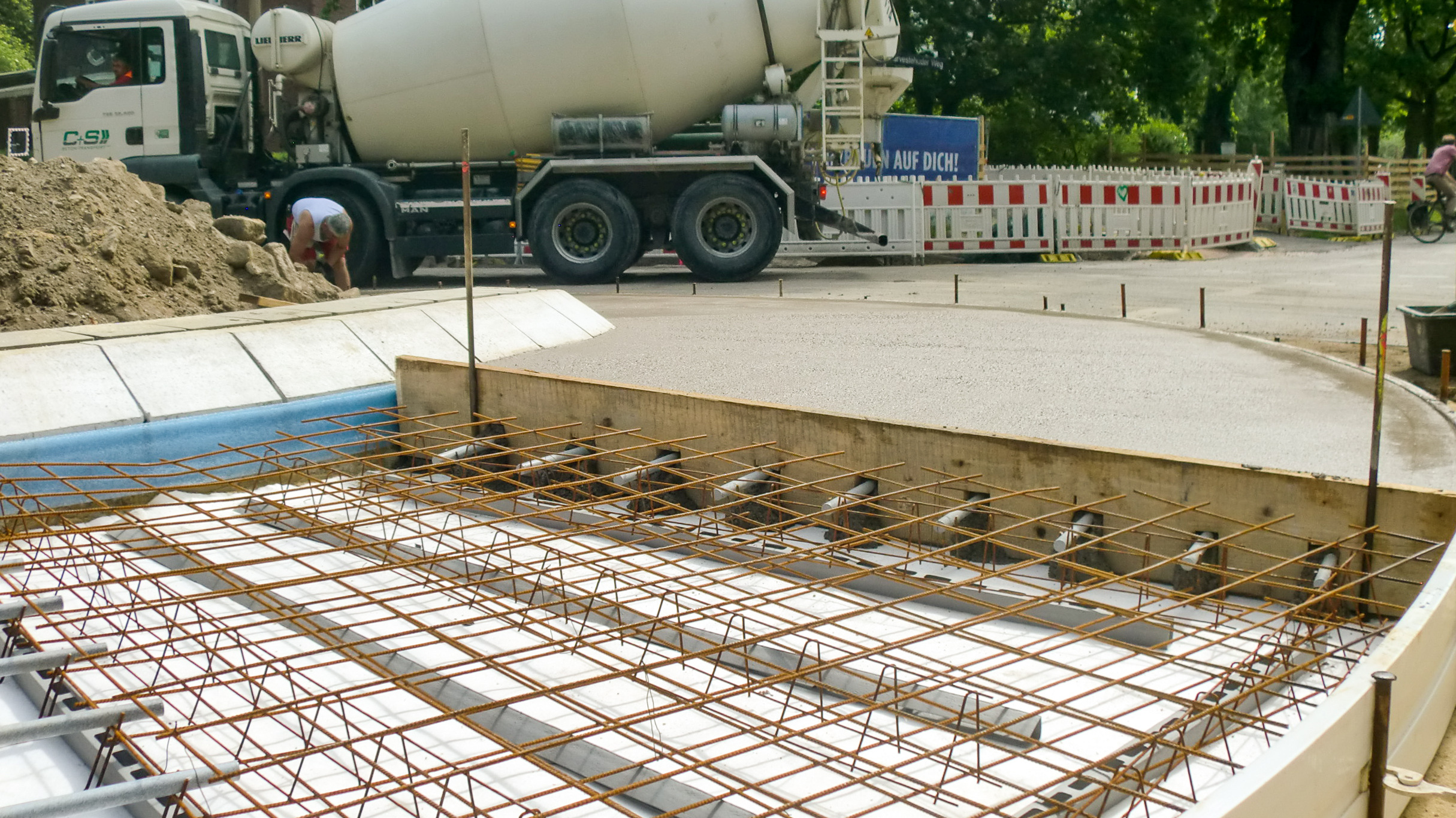 Betonage am Innenradius des neuen Kreisverkehrs am Harvestehuder Weg – Krugkoppel