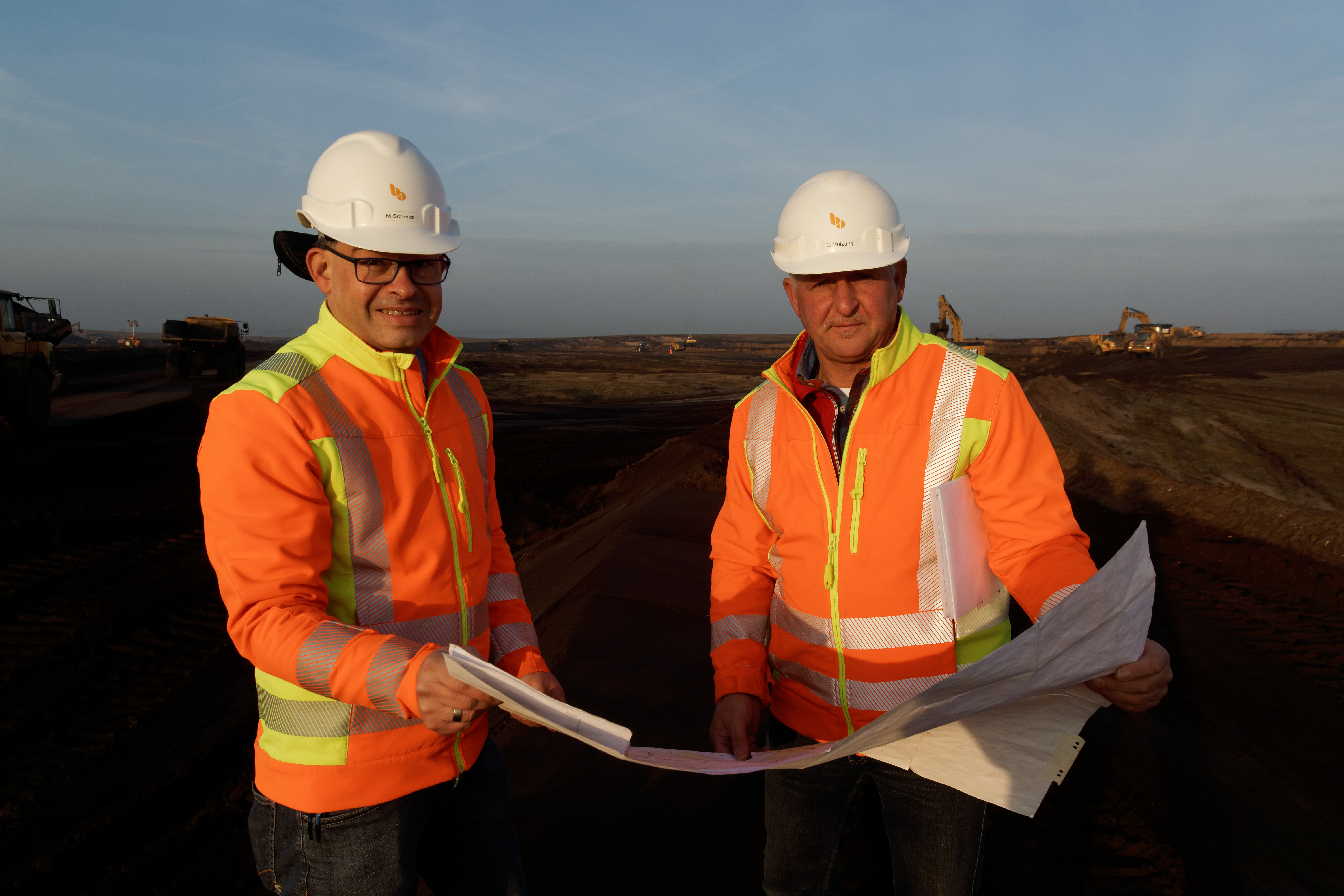 Site Manager Michael Schmidt (left) and General Foreman Gerhardt Mötzung have everything under control.